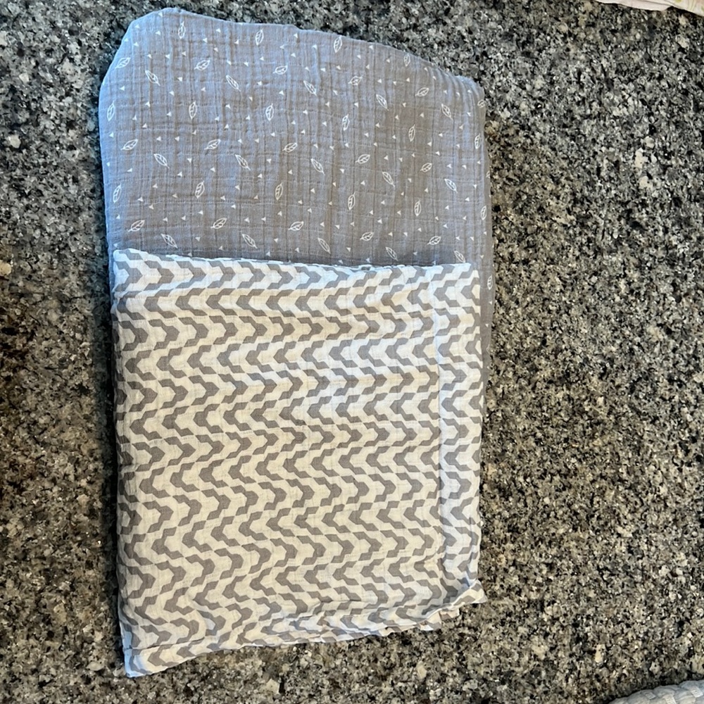 Set of 2 gray and white muslin baby blankets